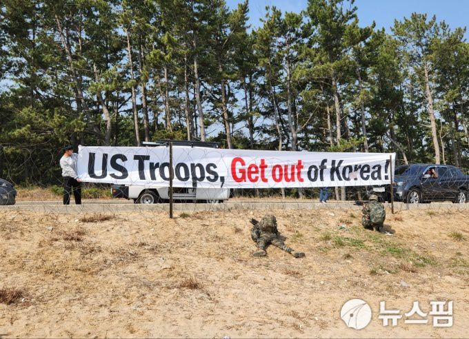 한미 연합 '쌍룡훈련'이 29일 경북 포항에서 실시되고 있는 가운데 훈련장 주변에 합동훈련 반대 시위가 열리고 있다.