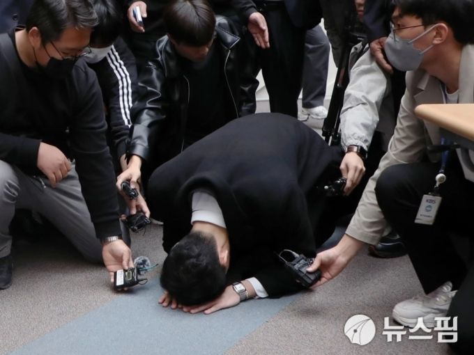 [광주=뉴스핌] 조은정 기자 = 고 전두환씨 손자 전우원씨가 31일 오전 광주 서구 5·18기념문화센터에서 5·18 유가족에게 사죄하고 있다. 2023.03.31 ej7648@newspim.com