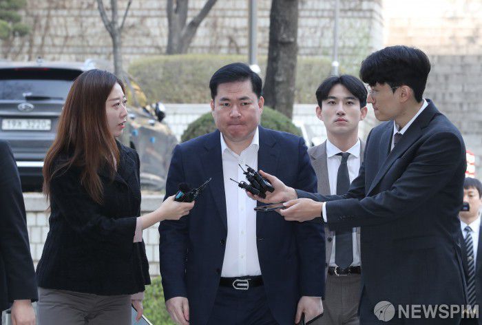 [서울=뉴스핌] 황준선 기자 = 유동규 전 성남도시개발공사 기획본부장이 31일 오전 서울 서초구 서울중앙지방법원에서 열린 이재명 더불어민주당 대표의 공직선거법 위반 혐의 사건 관련 공판에 증인으로 출석하고 있다.  2023.03.31 hwang@newspim.com