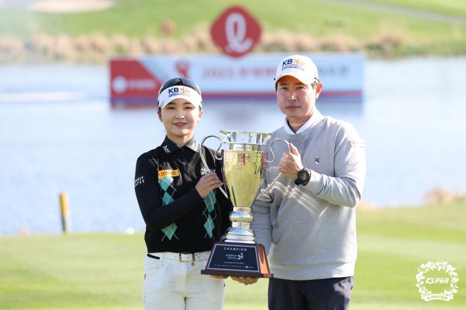 부친과 함께 포즈를 취한 이예원. [사진= KLPGA]