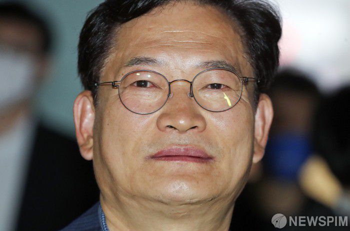 [서울=뉴스핌] 국회사진취재단 = 송영길 더불어민주당 서울시장 후보가 1일 오후 서울 중구 선거캠프 사무실에서 패배를 인정하는 입장을 밝힌 뒤 밖으로 나와 눈시울을 붉히고 있다. 송 후보는 "선거 기간을 통해 내가 생각하는 서울에 대한 비전을 알리는데 최선을 다했지만 시민의 마음을 얻기에 부족했던 것 같다"고 밝혔다. 2022.06.02 kilroy023@newspim.com