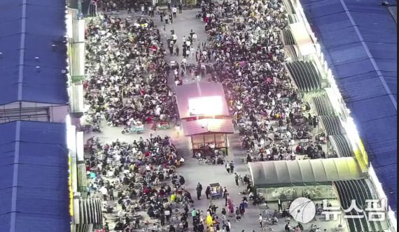 최근 중국에서 양꼬치의 명소로 유명세를 타고 있는 산둥(山東)성 쯔보(淄博)시의 한 광장이 양꼬치를 즐기려 중국 각지에서 몰려든 관광객들로 인산인해를 이루고 있다.[신화사=뉴스핌 특약]