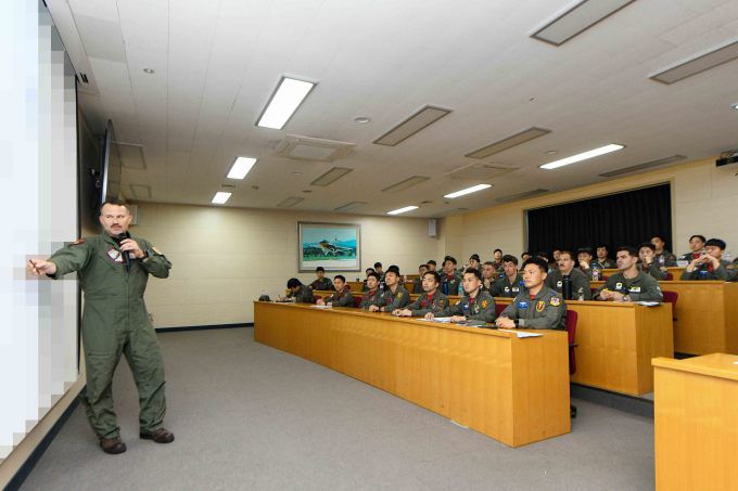 2023년 연합편대군 종합훈련에 참가한 한미 조종사들이 21일 공군 광주 1전투비행단에서 본격적인 임무에 앞서 임무브리핑을 하고 있다. [사진=공군]