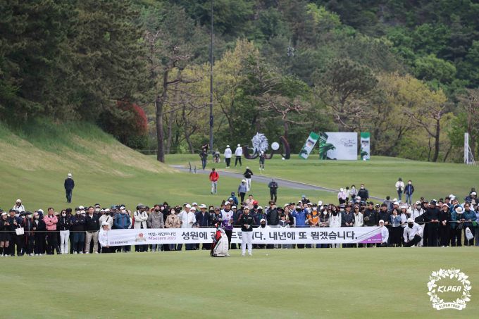 대회 마지막 18번홀 갤러리와 선수들의 모습. [사진= KLPGA]