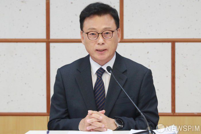 [서울=뉴스핌] 이형석 기자 = 박광온 더불어민주당 원내대표 후보가 25일 오전 서울 여의도 국회 의원회관에서 열린 제4기 원내대표 선거 후보자 합동토론회에서 모두발언을 하고 있다. 2023.04.25 leehs@newspim.com