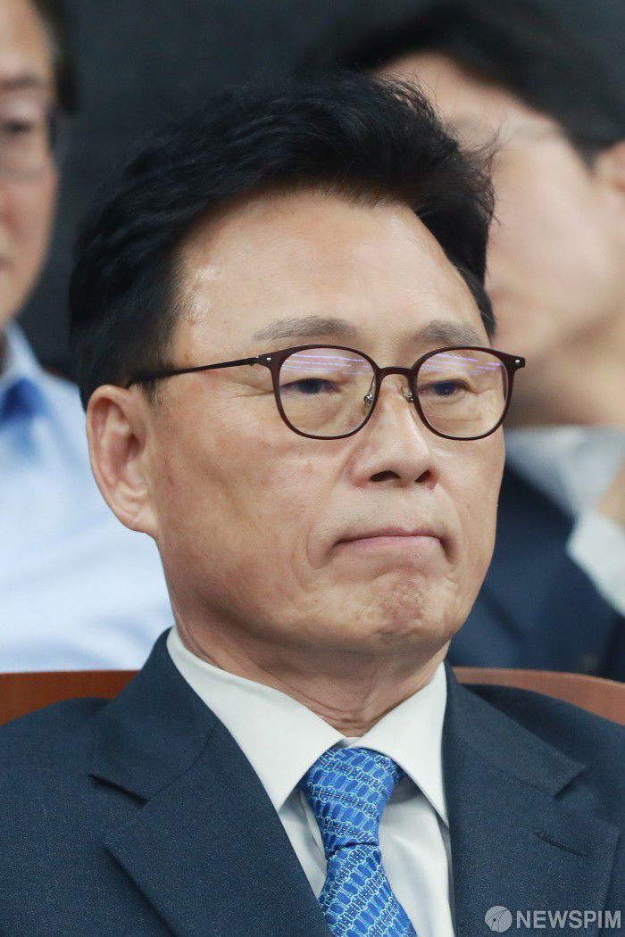 [서울=뉴스핌] 이형석 기자 = 원내대표에 도전하는 박광온 더불어민주당 의원이 20일 오후 서울 여의도 국회에서 열린 의원총회에 자리하고 있다. 2023.04.20 leehs@newspim.com