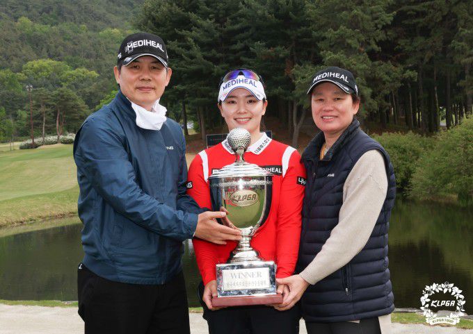 재활후 복귀, 4경기만에 메이저 대회에서 우승, 부모님과 함께 포즈를 취한 이다연. [사진= KLPGA]