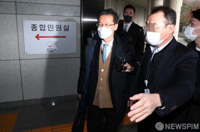 [서울=뉴스핌] 정일구 기자 = '이성윤 서울고검장 공소장 유출 사건'을 수사 중인 고위공직자범죄수사처(공수처) 관계자들이 29일 오전 서울 서초구 대검찰청 서버 압수수색을 위해 청사로 들어서고 있다. 앞서 공수처는 26일 대검 서버를 압수수색했으나 야간집행을 허가받지 못해 압수대상자 7명 중 임세진 부산지검 공판부 부장검사 1명에 대해서만 압수수색하고 중단했다. 2021.11.29 mironj19@newspim.com