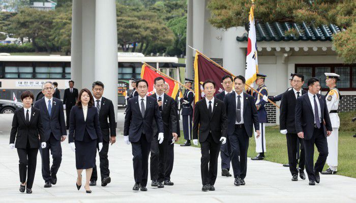 [서울=뉴스핌] 사진공동취재단 = 기시다 후미오(岸田文雄) 일본 총리가 7일 방한 첫 일정으로 서울 동작구 국립서울현충원을 참배했다. 기시다 총리 내외가 헌화 분향을 위해 이동하고 있다. 2023.05.07 photo@newspim.com