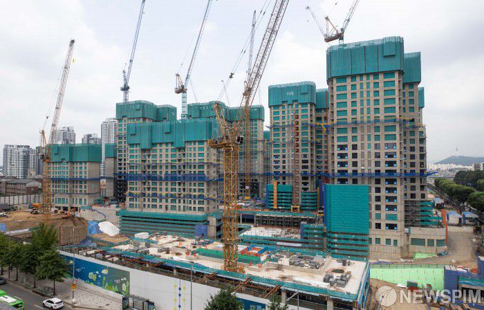'납품대금 연동제' 첫발에도.건설사들이 비용부담에 난색을 보이고 있다. 서울 강남 공사현장 모습 [사진=윤창빈 기자]