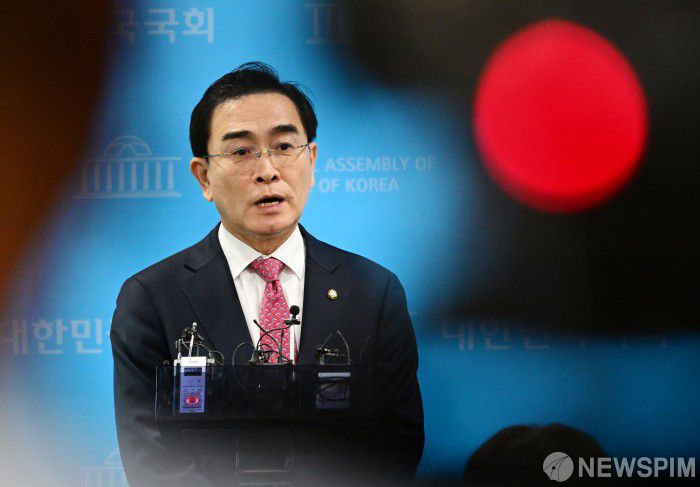 [서울=뉴스핌] 이형석 기자 = 태영호 국민의힘 최고위원이 10일 국회 소통관에서 중앙윤리위원회 징계 결정을 앞두고 최고위원직 자진 사퇴 기자회견을 마친 뒤 취재진 질문에 답하고 있다. 2023.05.10 leehs@newspim.com