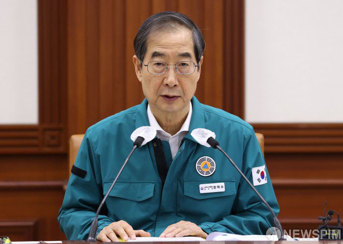 [서울=뉴스핌] 김학선 기자 = 한덕수 국무총리가 29일 정부서울청사에서 열린 코로나19 중대본 및 봄철 안전대책 추진상황 점검회의를 주재하고 있다. 한 총리는 이날 모두발언에서 "5월 초에 코로나19 위기 단계 하향 여부를 결정하며, 확진자 격리의무 기간도 7일에서 5일로 단축하겠다"고 밝혔다. 2023.03.29 yooksa@newspim.com