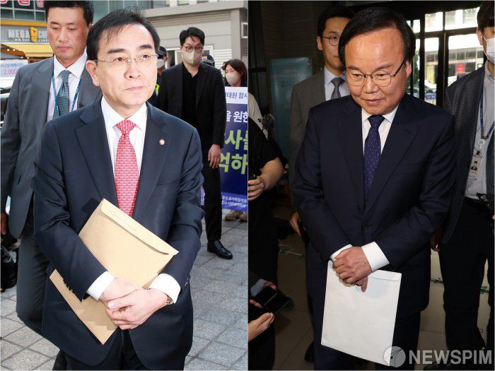 [서울=뉴스핌] 이형석 기자 = 태영호(왼쪽)·김재원 국민의힘 최고위원이 8일 오후 서울 여의도 국민의힘 중앙당사에서 열린 중앙윤리위원회에 출석하고 있다. 2023.05.08 leehs@newspim.com