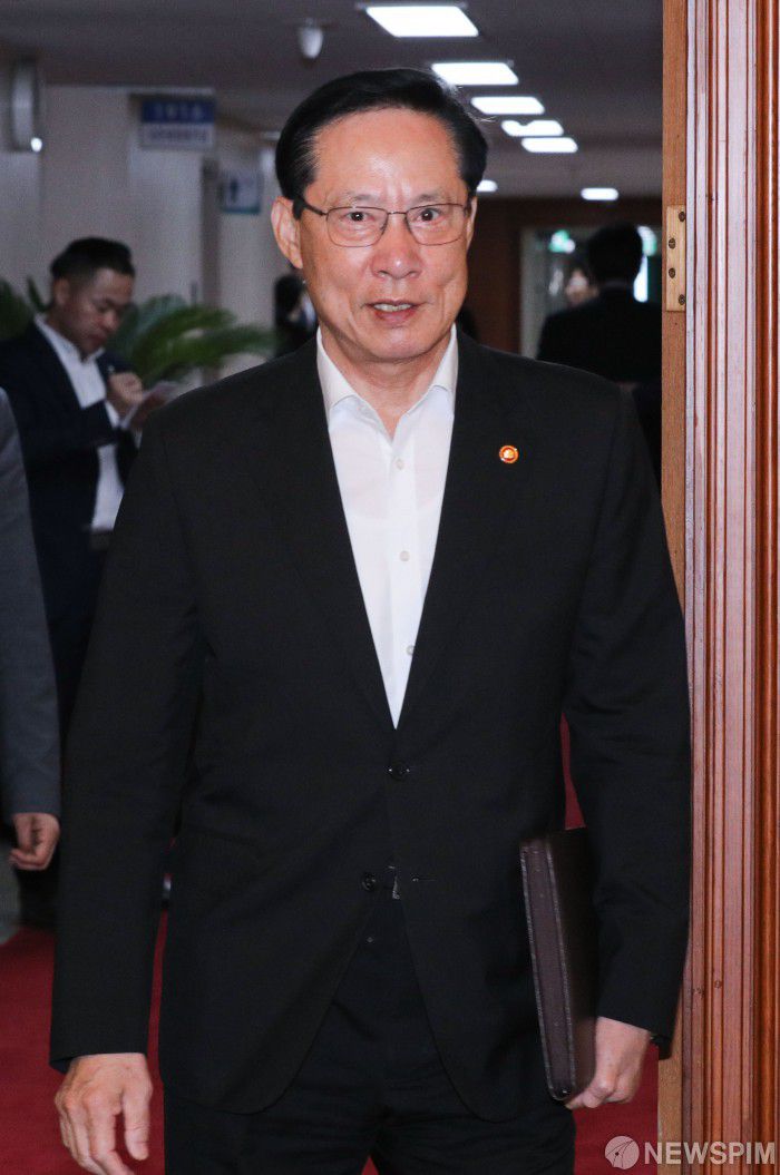 [서울=뉴스핌] 이윤청 기자 = 송영무 국방부 장관이 4일 오전 서울 종로구 정부서울청사에서 열린 국무회의에 참석하고 있다. 2018.09.04 deepblue@newspim.com