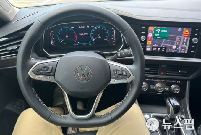 폭스바겐 제타의 운전석 사진. 애플 카플레이로 무선 연결이 가능하다. [사진= 정승원 기자]