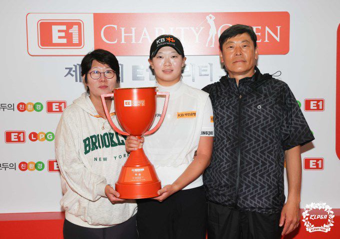 부모님과 함께 포즈를 취한 방신실. [사진= KLPGA]