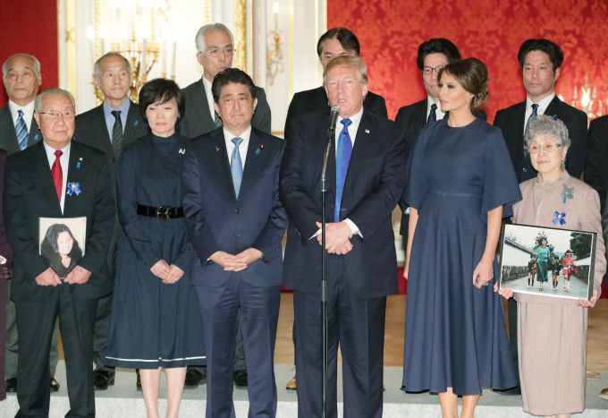 도널드 트럼프 미국 대통령(앞줄 왼쪽에서 네번째)이 2017년 11월 6일 일본을 방문해, 납치피해자 가족모임과 면담 후 소감을 말하고 있다. [사진=지지통신 뉴스핌]