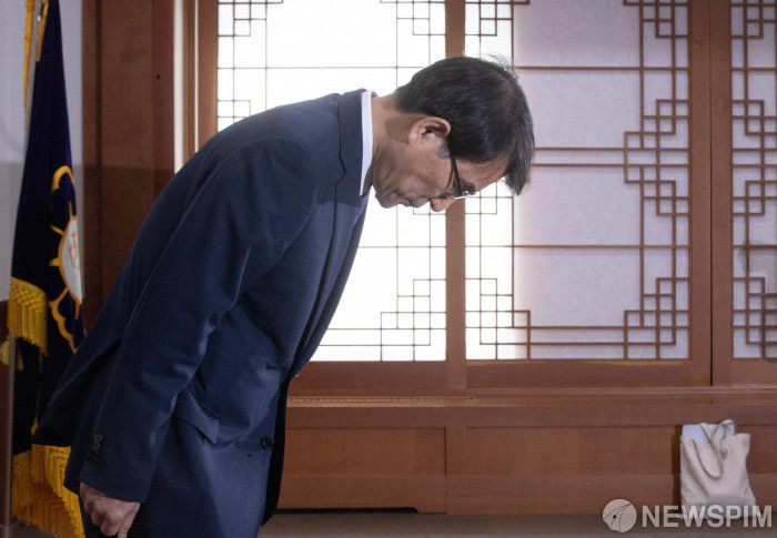 [과천=뉴스핌] 윤창빈 기자 = 노태악 중앙선거관리위원회 위원장이 31일 오후 경기 과천시 중앙선거관리위원회에서 고위직 간부들의 자녀 특혜 채용 의혹 관련 대응 방안 등을 논의하기 위해 열린 긴급회의를 마치고 입장문을 발표한 후 고개숙여 사과하고 있다. 2023.05.31 pangbin@newspim.com