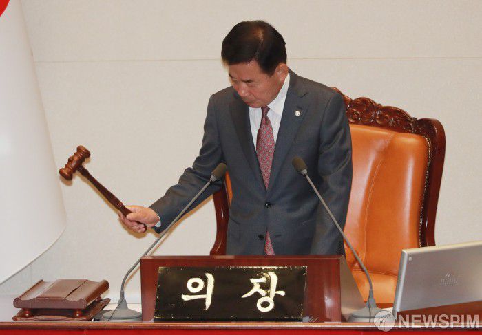 [서울=뉴스핌] 이형석 기자 = 김진표 국회의장이 25일 오후 서울 여의도 국회에서 열린 제406회 국회(임시회) 제01차 본회의에서 의사봉을 두드리고 있다. 2023.05.25 leehs@newspim.com