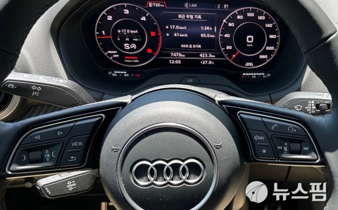 주행 중 찍은 계기판 사진. 연비가 17km/ℓ 나왔다.  [사진= 정승원 기자]