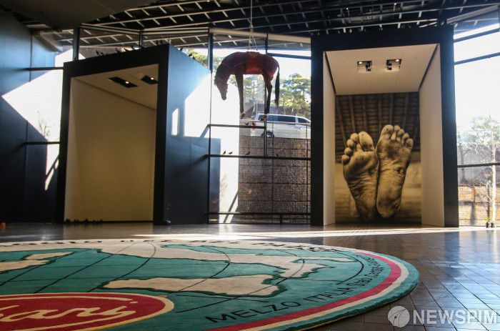 리움미술관의 로비와 M2 전시장에서 조각, 설치, 벽화와 사진 등 총 38의 작품이 전시된 마우리치오 카텔란전 [사진=뉴스핌DB]