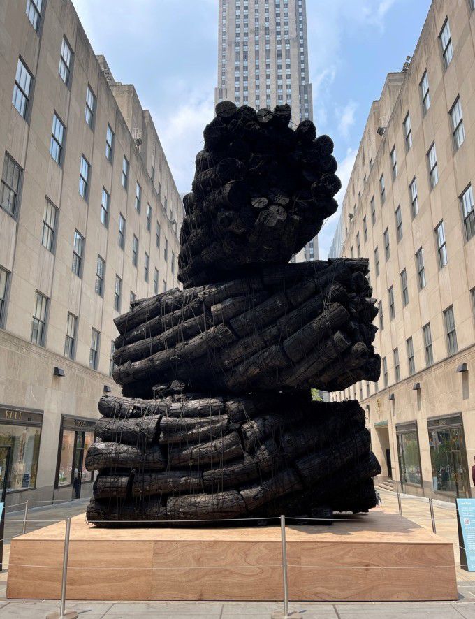 [서울 뉴스핌]이영란 기자=뉴욕 록펠러센터 채널가든에 세워진 이배의 작품 '불로부터'. 높이 6.5m의 숯더미 조각이다. [이미지 제공=조현화랑] 2023.06.09 2023.06.09 art29@newspim.com