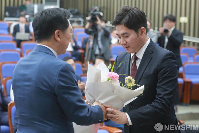 [서울=뉴스핌] 이형석 기자 = 국민의힘 최고위원에 당선된 김가람 청년대변인이 9일 오후 서울 여의도 국회에서 열린 최고위원 당선자 결과 발표에서 김기현 대표에게 꽃다발을 받고 있다. 2023.06.09 leehs@newspim.com