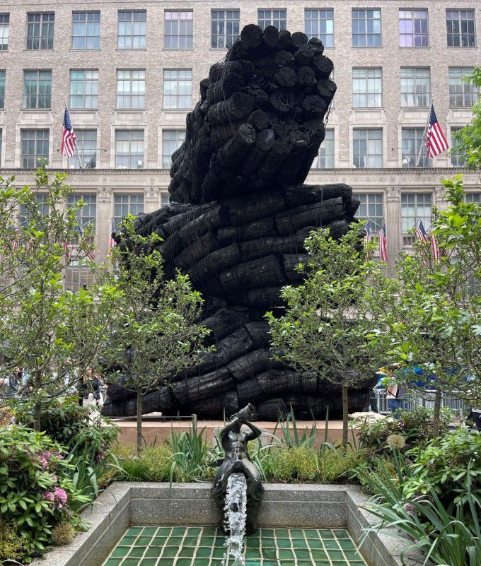 [서울 뉴스핌]이영란 기자= 뉴욕 록펠러센터 채널가든에 세워진 이배의 작품 '불로부터'. 뒷쪽에서 바라본 모습으로 높이 6.5m의 숯더미 조각이다. [이미지 제공=조현화랑] 2023.06.092023.06.09 art29@newspim.com