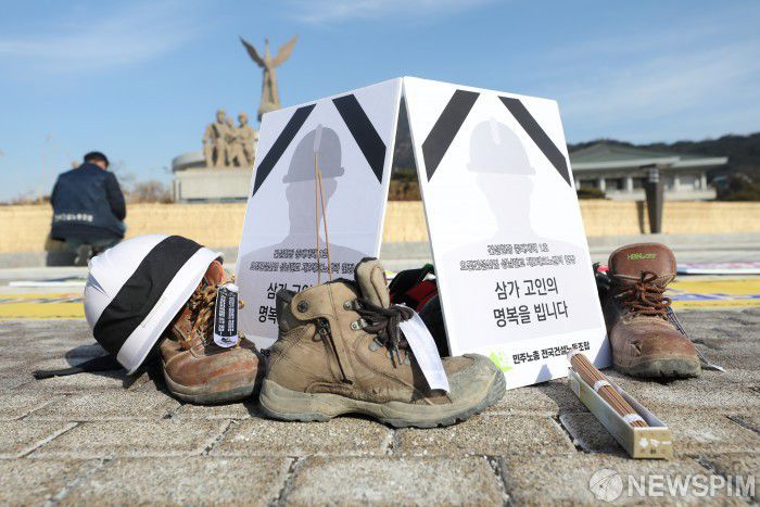 [서울=뉴스핌] 김민지 기자 = 9일 오전 서울 종로구 청와대 분수대 앞에서 열린 요진건설산업 성남 판교 제2테크노밸리 공사장 추락 사고 사업주 처벌 촉구 기자회견에 고인들이 사용하던 안전모와 작업화가 놓여 있다. 2022.02.09 kimkim@newspim.com