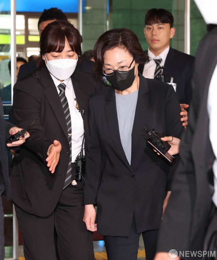 [서울=뉴스핌] 이호형 기자 = '이태원 참사'  26일 오후 박희영  용산구청장이 속행 공판을 받고 서울 서부지법을 나서고 있다.  2023.06.26 leemario@newspim.com