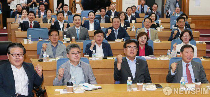 [서울=뉴스핌] 이형석 기자 = 정진석 국민의힘 의원과 이철규 사무총장, 함운경 전국 군산 횟집 네모선장 대표를 비롯한 의원들이 28일 오전 서울 여의도 국회 의원회관에서 열린 국민공감 열한번째 공부모임에서 기념촬영을 하고 있다. 2023.06.28 leehs@newspim.com