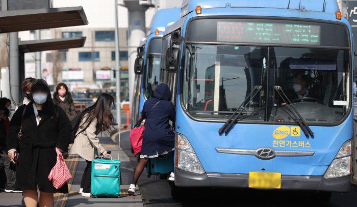 [서울=뉴스핌] 황준선 기자 = 9일 오후 서울 중구 서울역 버스환승센터에서 운행중인 버스의 모습. 서울시는 전날 지난 6일 서울시의회에 제출했던 '대중교통 요금조정 계획안'의 의견청취안에 포함된 시내버스요금의 거리비례제를 고물가로 인한 서민경제 부담과 서울로 출퇴근하는 수도권 시민들의 부담을 이유로 도입을 철회한다고 밝혔다. 2023.02.09 hwang@newspim.com