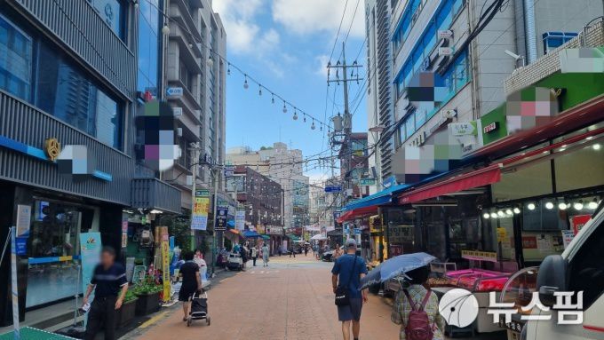[서울=뉴스핌] 송현도 인턴기자 = 5일 오전 동작구 성대전통시장 인근 상권의 모습. 2023.06.30 dosong@newspim.com