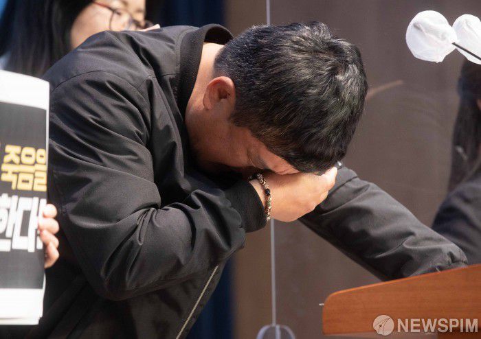 [서울=뉴스핌] 윤창빈 기자 = 만화 검정고무신의 이우영 작가의 동생 이우진 작가가 27일 오후 서울 여의도 국회에서 열린 이우영작가사건대책위원회 기자회견에서 발언도중 눈물을 훔치고 있다. 2023.03.27 pangbin@newspim.com