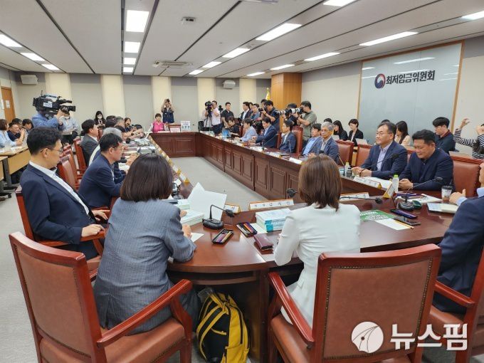 [세종=뉴스핌] 정성훈 기자 = 18일 정부세종청사 최저임금위원회 대회의실에서 '제14차 전원회의'가 열리고 있다. 2023.07.18 jsh@newspim.com 2023.07.18 jsh@newspim.com