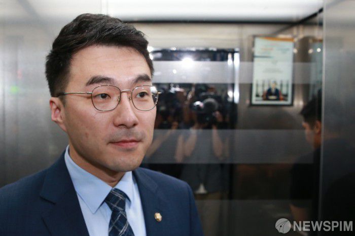 [서울=뉴스핌] 이형석 기자 = 가상자산 보유 논란에 더불어민주당을 탈당한 김남국 의원이 12일 오전 서울 여의도 국회에서 열린 교육위원회 전체회의를 마치고 이동하고 있다. 2023.06.12 leehs@newspim.com