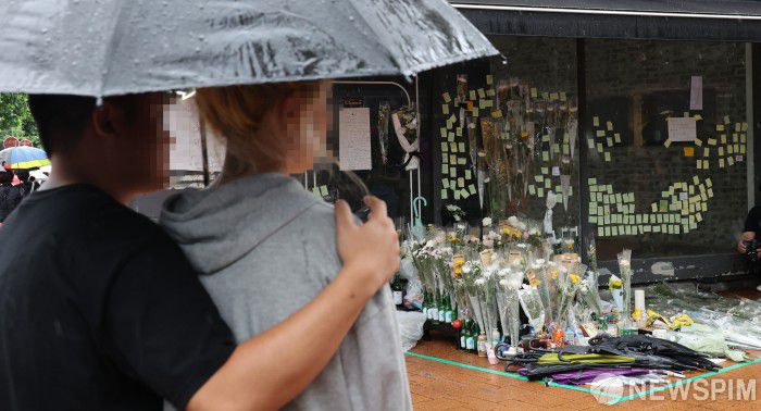 [서울=뉴스핌] 이형석 기자 = 지난 21일 서울 관악구 신림역 인근에서 조모(33)씨가 흉기를 휘둘러 1명을 살해하고 3명을 다치게 하는 사건이 발생했다. 경찰은 22일 살인·살인미수 혐의로 구속영장을 신청했다. 23일 신림역 인근에 마련된 추모공간에서 시민들이 고인을 애도하고 있다. 2023.07.23 leehs@newspim.com