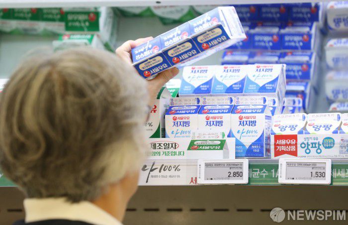 [서울=뉴스핌] 최지환 인턴기자 = 19일 오후 서울 시내 한 대형마트에서 시민들이 우유를 고르고 있다.  이날 낙농진흥회 소위원회는 올해 원유 가격 협상을 마무리할 예정이다. 협상이 마무리 되면 다음달 1일부터 원유 가격이 리터당 69~104원 인상될 것으로 전망된다. 2023.07.19 choipix16@newspim.com