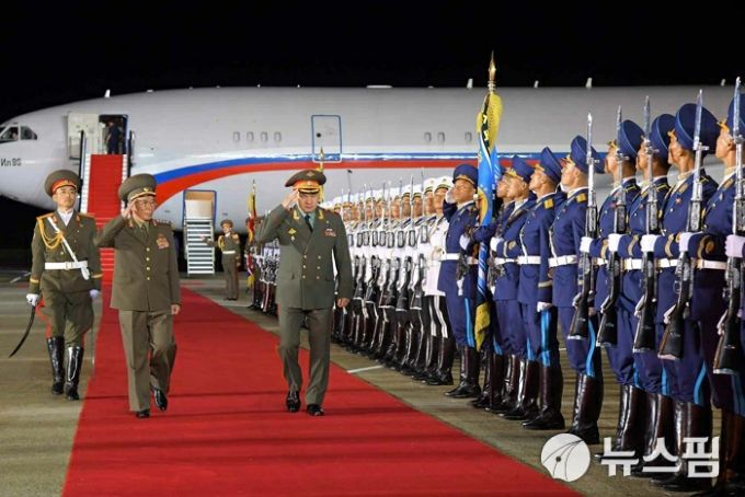 25일 군사대표단을 이끌고 평양에 도착한 세르게이 쇼이구 러시아 국방장관이 공항에서 북한군 의장대의 환영행사에 참여하고 있다. 왼쪽은 강순남 북한 국방상. [사진=Zvezda TV] 2023.07.26