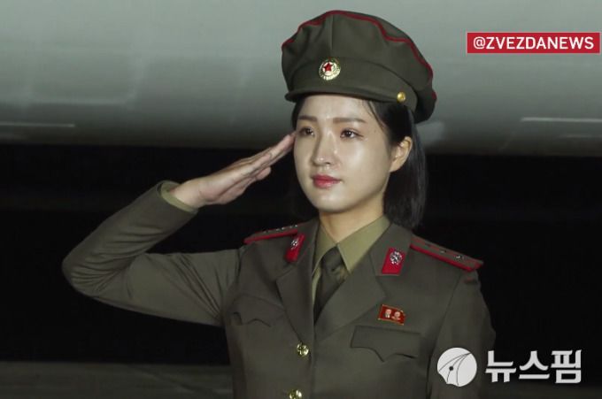 25일 군사대표단을 이끌고 평양에 도착한 세르게이 쇼이구 러시아 국방장관에게 북한 여군 장교가 꽃을 전달하기 전 경례를 하고 있다. [사진=Zvezda TV] 2023.07.26