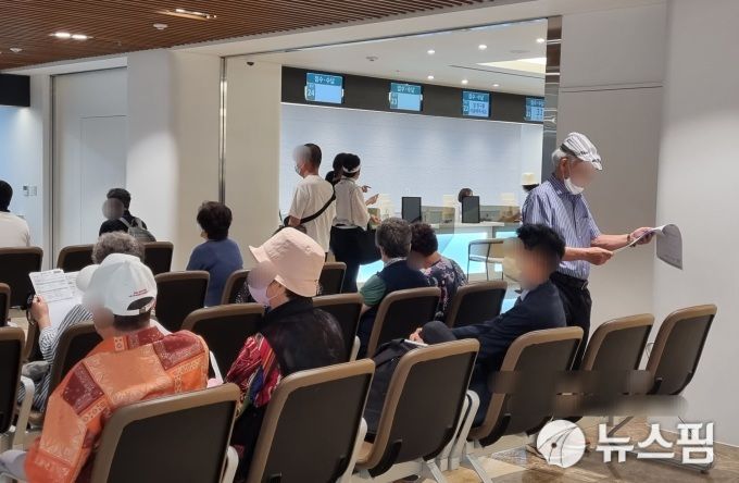 [서울=뉴스핌] 송현도 인턴기자 = 서울 구로구 한 대학병원. 마스크를 쓴 병원 이용객들이 병원 로비에 마련된 의자에 앉아있다. 2023.07.27 dosong@newspim.com