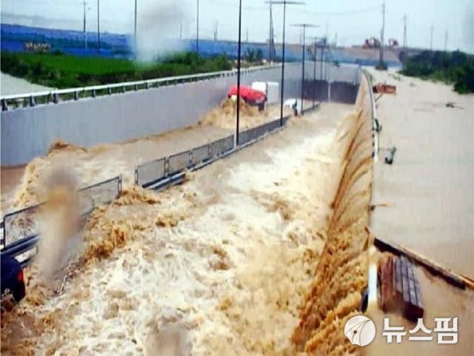 지난 15일 오전 8시40분쯤 미호강 제방이 무너지면서 청주시 흥덕구 오송읍 궁평 제2지하차도로 흙탕물이 버스를 덮치고 있다. [사진 = 지하차도 CCTV]