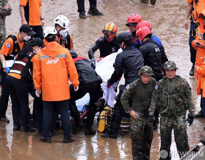 [오송=뉴스핌] 이호형 기자 =지난 16일 폭우로 침수된 청주시 흥덕구 오송읍 궁평2 지하차도 앞에서 소방관계자들이  실종자 구조 작업을 하고 있다. 2023.07.16 leemario@newspim.com