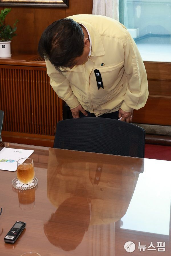 28일 오후 김영환 충북지사가 오송참사 희생자 유족들을 만난 자리에서 도지사로서 도민의 생명과 재산을 제대로 지키지 못했다며 고개 숙여 사과하고 있다. [사진 = 충북도] 2023.07.29 baek3413@newspim.com