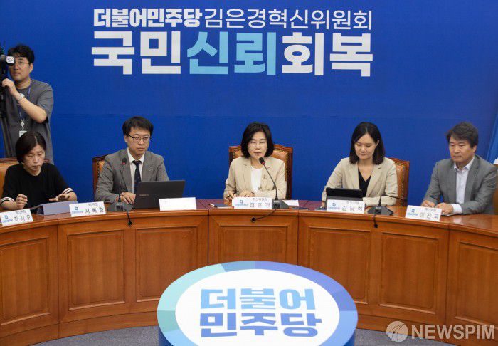 [서울=뉴스핌] 윤창빈 기자 = 김은경 더불어민주당 혁신위원장이 21일 오전 서울 여의도 국회에서 열린 기자간담회에서 발언하고 있다. 2023.07.21 pangbin@newspim.com