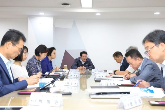 안양시는 25일 오전 10시 시청 접견실에서 최대호 안양시장 주재 오염수 방류 대응 긴급대책회의를 개최하고 대책 마련에 나섰다. [사진=안양시]