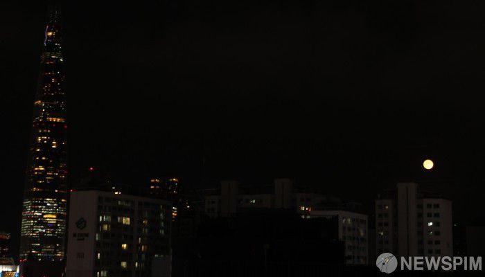 [서울=뉴스핌] 이호형 기자 = 올해 가장 큰 보름달 '슈퍼 블루문'이 31일 오후 서울 하늘에 떴다. 슈퍼블루문은 한국시간 기준 오후 7시29분에 떠서 다음날 오전 7시1분에 진다. 가장 멀리있는 보름달에 비해 14% 크고 30% 더 밝다. 다음 슈퍼블루문은14년 뒤 2037년 1월31일에 나타난다. 오후 8시 11분 경 잠실 상공에 모습 드러낸 슈퍼블루문  2023.08.31 leemario@newspim.com