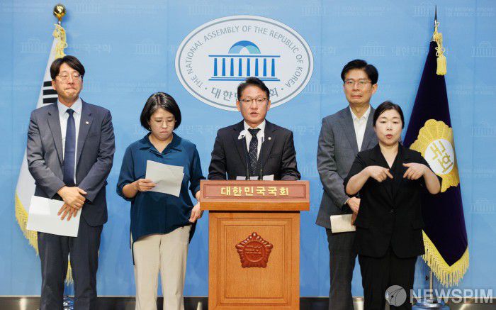 [서울=뉴스핌] 윤창빈 기자 = 배진교 정의당 원내대표가 28일 오전 서울 여의도 국회에서 열린 선거법 관련 원내 비교섭 4당 대표 기자회견에서 발언하고 있다. 2023.08.28 pangbin@newspim.com