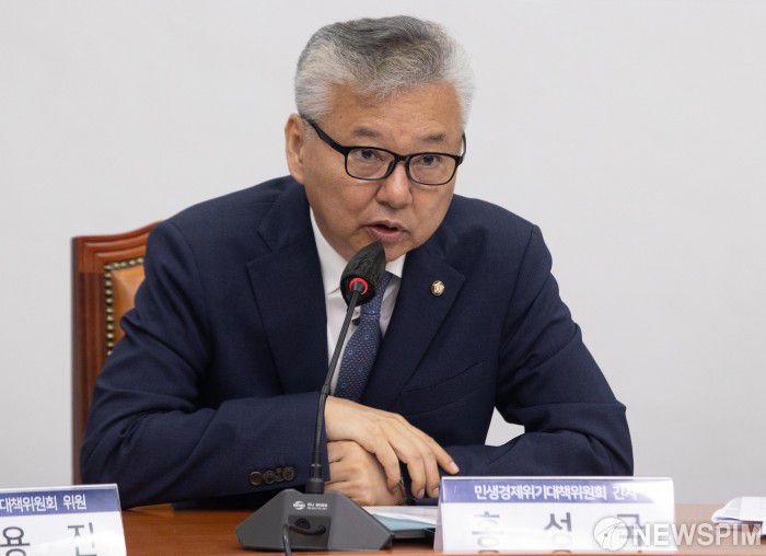 [서울=뉴스핌] 윤창빈 기자 = 홍성국 더불어민주당 민생경제위기대책위원회 간사가 21일 오전 서울 여의도 국회에서 열린 더불어민주당 민생경제위기대책위원회 중국 방문 외교 관련 기자간담회에 참석하고 있다. 2023.06.21 pangbin@newspim.com