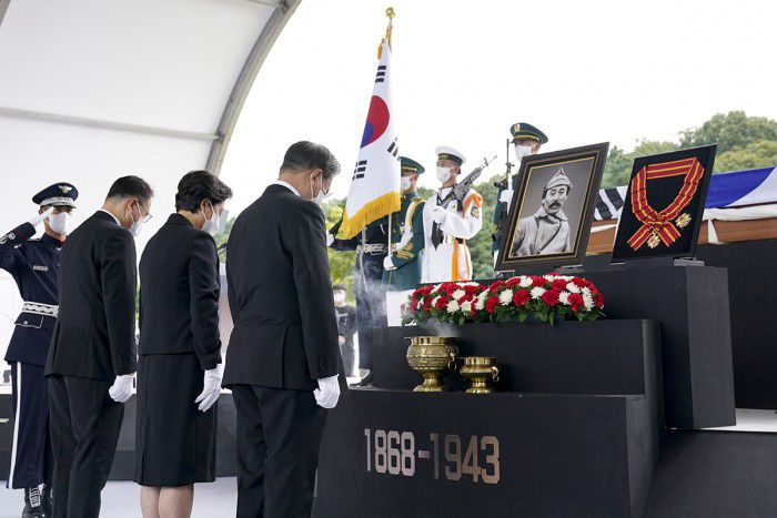 문재인 대통령과 부인 김정숙 여사가 2021년 8월 국립대전현충원에서 열린 홍범도 장군 유해 안장식에서 묵념하고 있다. [사진=청와대]